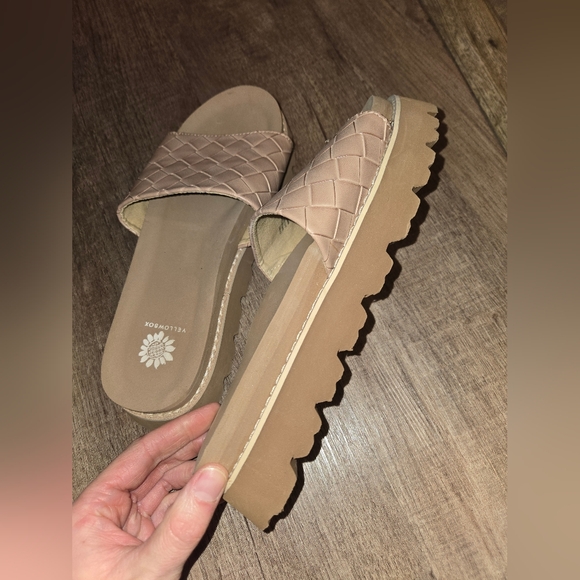 Yellow box Kaibee Tan Slip Ons Size 7.5 - Picture 4 of 4